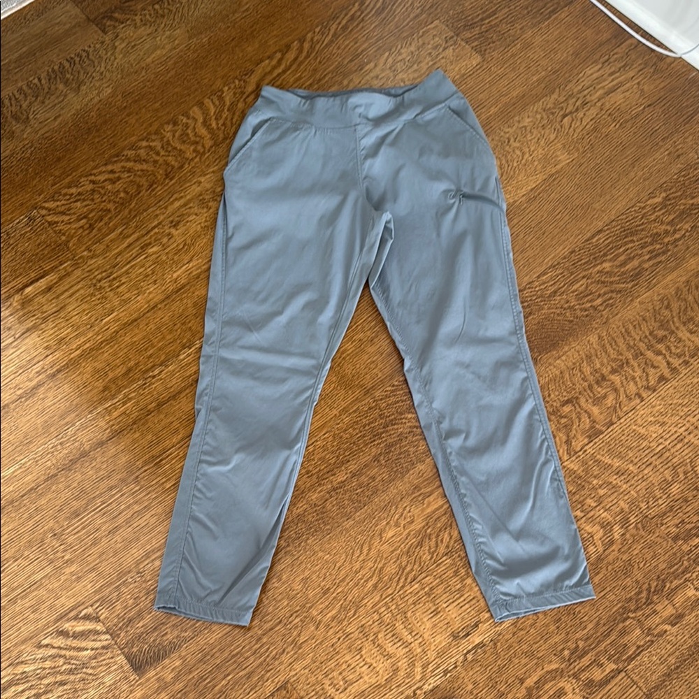 Dynama ankle pant. Gray green color